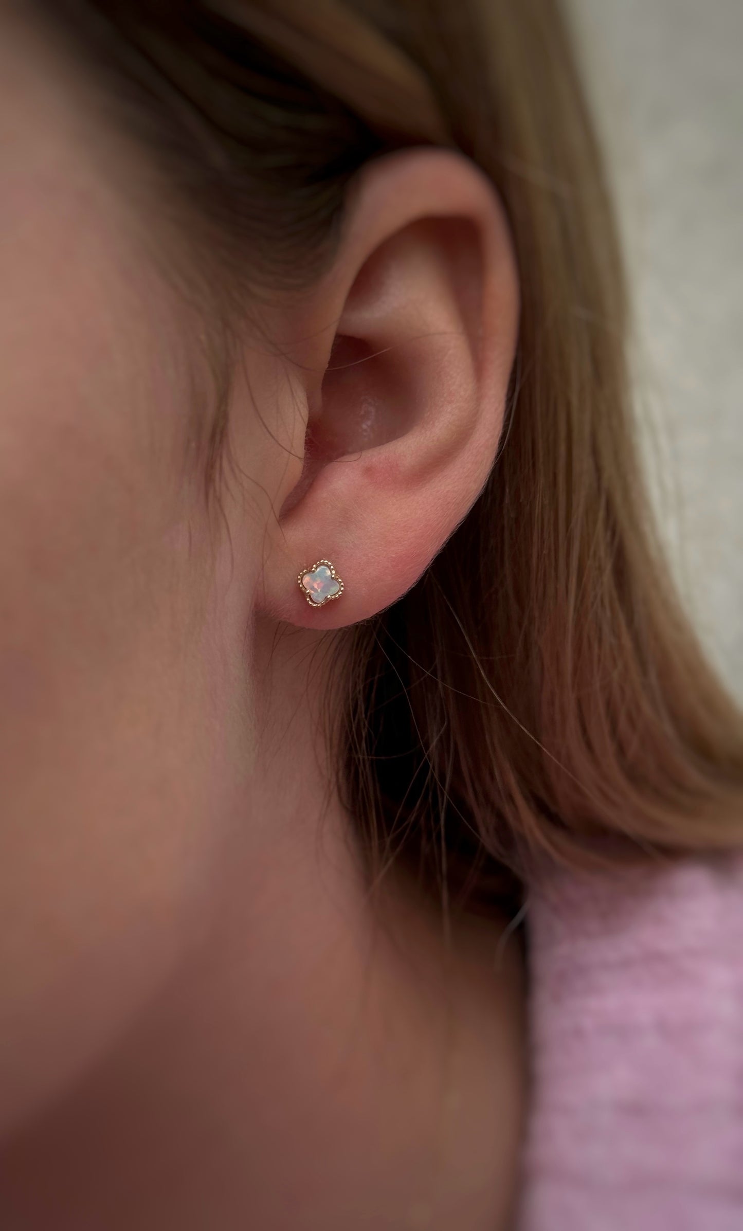 Kolczyki złote z opalem koniczyny