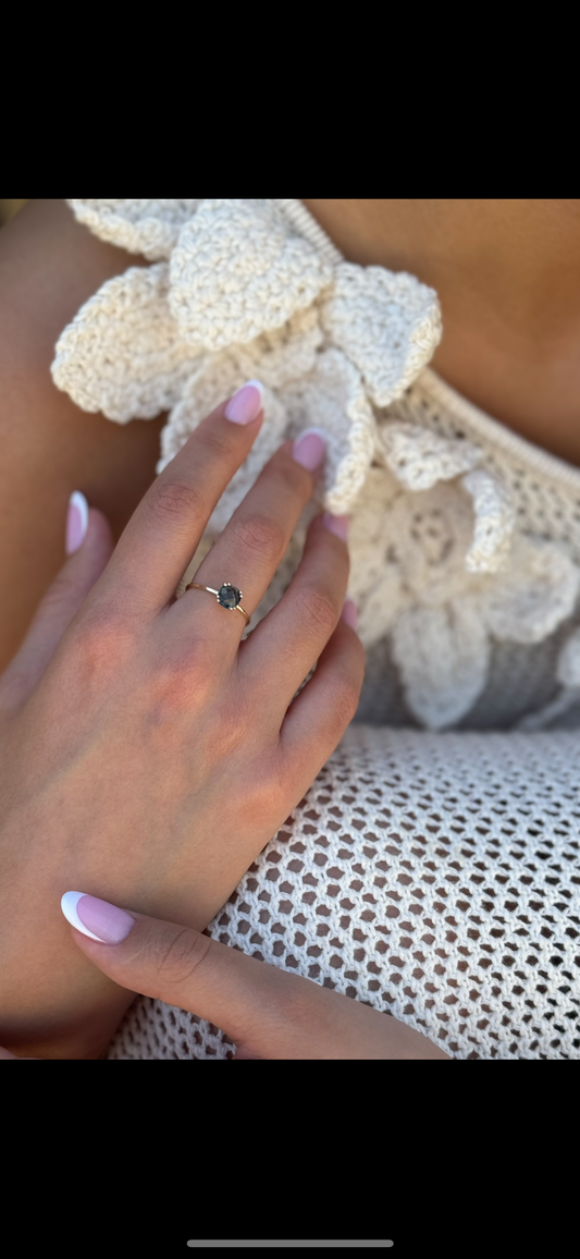 Pierścionek złoty z niebieską cyrkonią