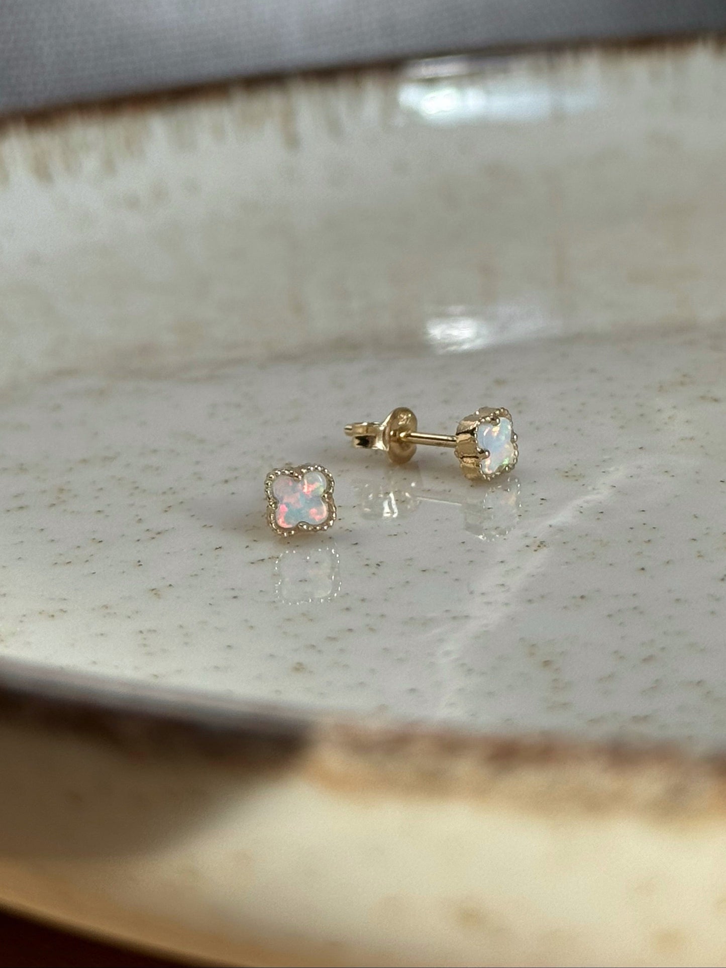 Kolczyki złote z opalem koniczyny