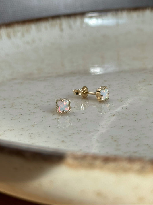 Kolczyki złote z opalem koniczyny