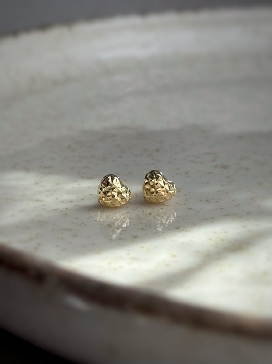 Kolczyki złote serca grawerowane