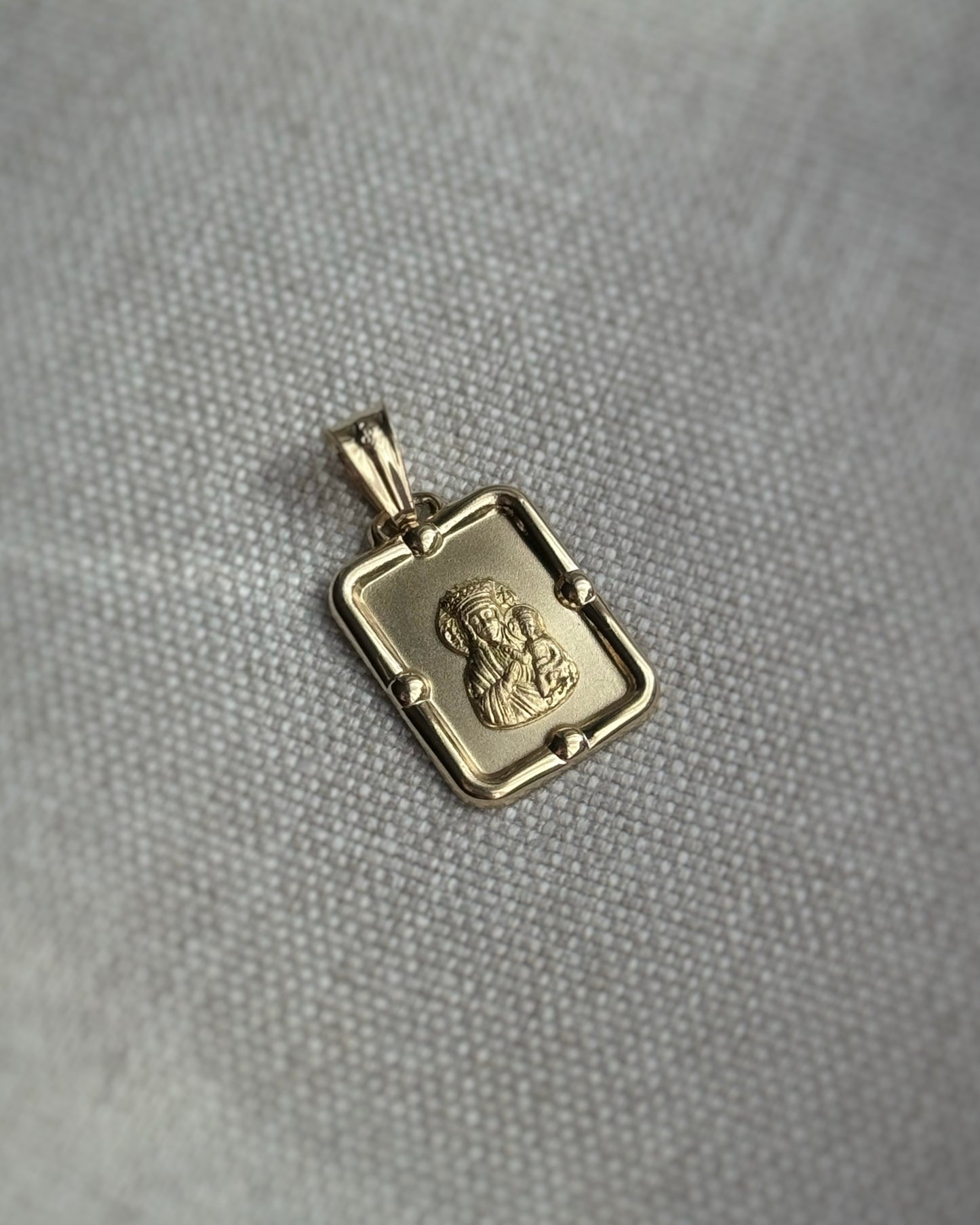 Medalik złoty
